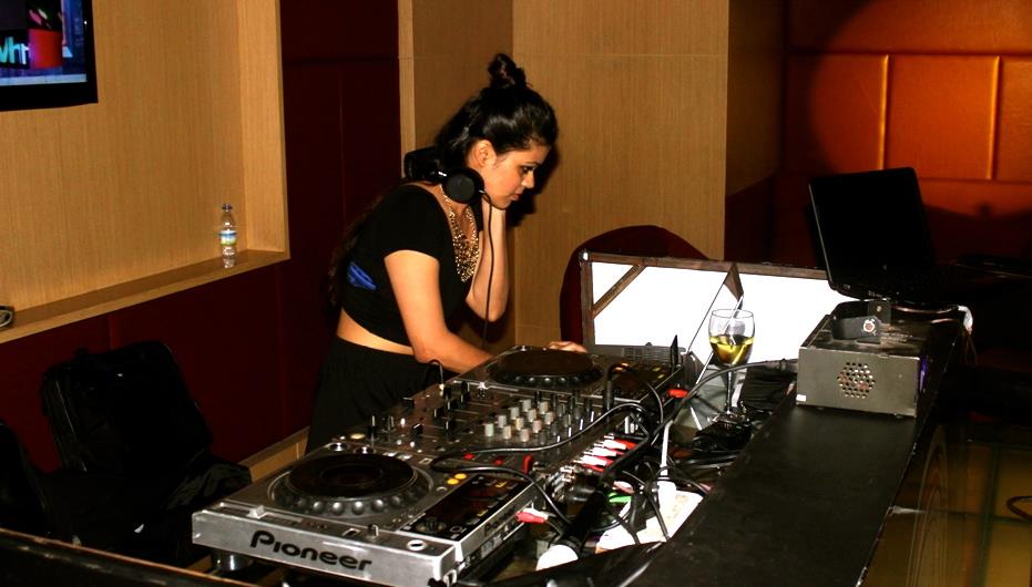female disco jockey belgaum